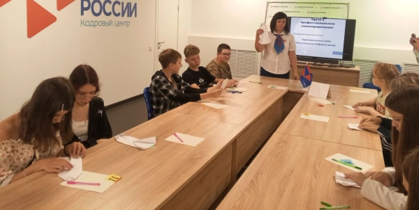 В Новом Осколе школьникам из летнего лагеря показали, как выглядит их профессиональное будущее В Новом Осколе школьникам из летнего лагеря показали, как выглядит их профессиональное будущее