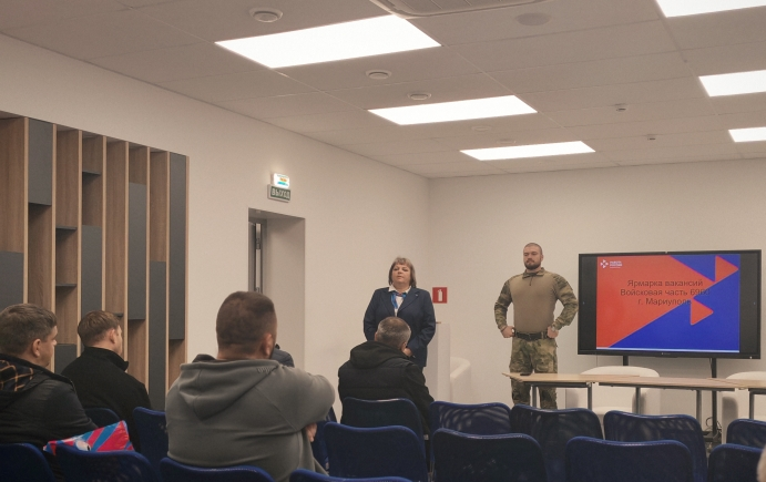 12 безработных граждан посетили ярмарку вакансий «Военная служба по контракту»