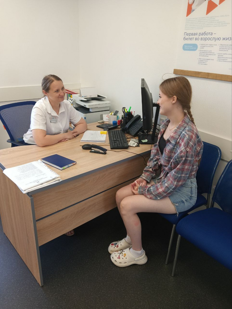 Руководитель Ракитянского кадрового центра провела личный прием для подростков