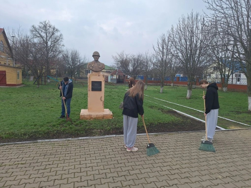Двадцать школьников из п. Ровеньки решили подработать на каникулах