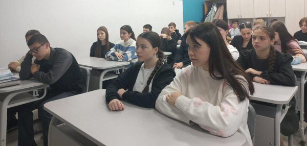 Специалисты Валуйского кадрового центра продолжают проводить уроки профориентации со старшеклассниками