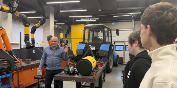 Специалисты Чернянского кадрового центра провели профессиональные пробы для 32 школьников 