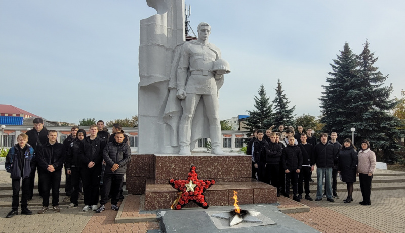 В Новом Осколе учащимся колледжа рассказали о стратегической важности рабочих профессий