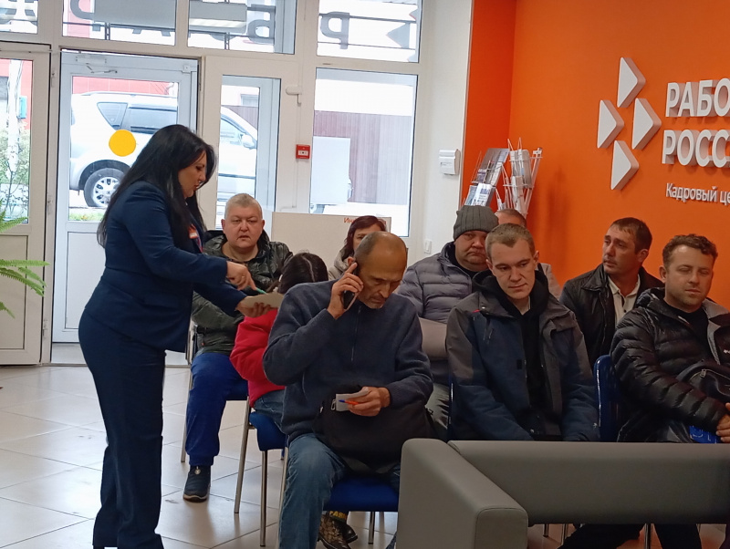 Двенадцать безработных Прохоровцев посетили ярмарку вакансий