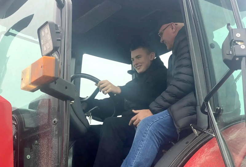 Знакомство с профессией: чернянские школьники осваивают управление трактором