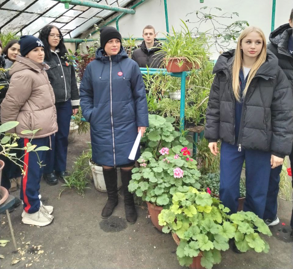 Проект по маршрутизации привёл новооскольских школьников в оранжерею