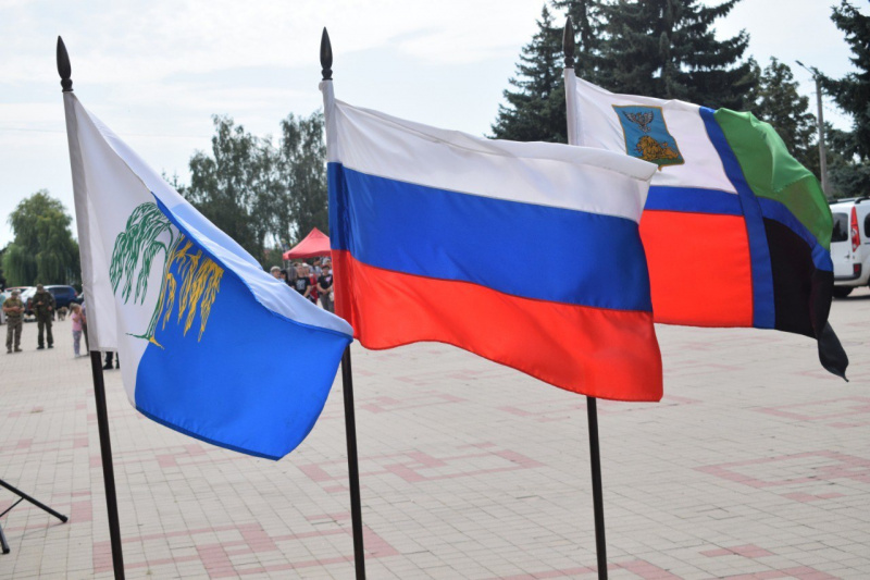 Специалисты Ивнянского кадрового центра приняли участие в акции #флагРоссии