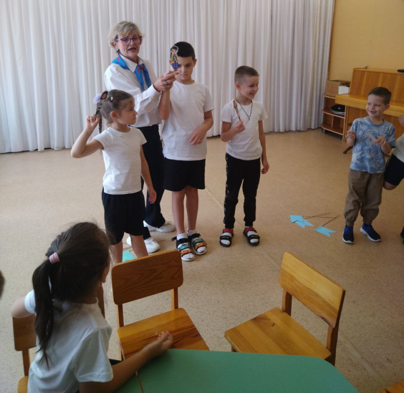 – Встречайте, дети! Профессии пришли к вам в гости