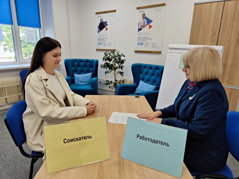 Четырнадцать студентов получили навыки написания резюме и прохождения собеседования