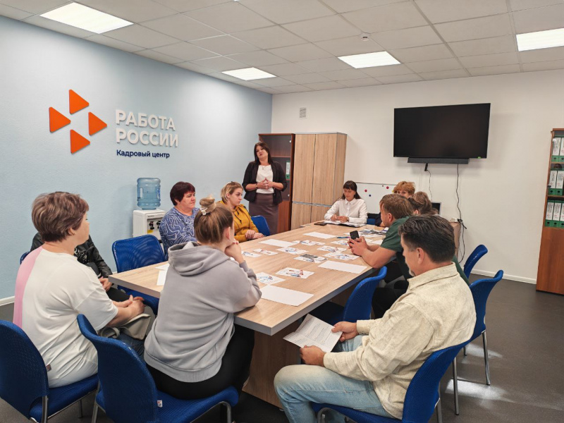 Семнадцать соискателей посетили мини-ярмарку вакансий в Ивнянском кадровом центре