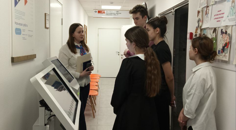 Как на ладони: ракитянские школьники увидели работу кадрового центра изнутри